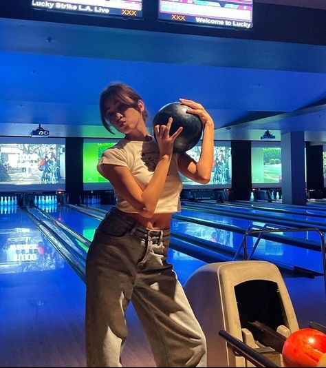 Aesthetic Bowling Outfits, Arcade Outfit Aesthetic, Outfits To Go Bowling In, Bowling Outfit Summer, Bowling Poses Picture Ideas, Bowling Picture Ideas, Bowling Photo Ideas, Bowling Outfit Ideas Date, Outfits For Bowling Date