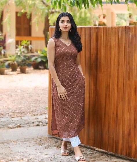 Casual Kurta Designs For Women, Small Puff Sleeve Kurti, Sleeveless Churidar Ideas, Cotton Kurti Hand Designs, Ajrakh Churidar Designs, Salwar Stitching Designs, Sleeveless Design For Kurtis Latest, Simple Sleeveless Kurti Designs, Kurthi Models Latest Sleeveless