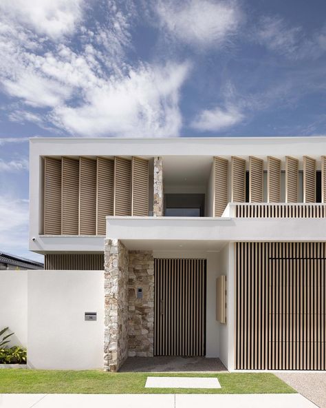 Garage Front Ideas, Modern Coastal Exterior, House Facades Australia, Coastal Facade, Contemporary Exterior Design, Bali Style Home, Coastal Exterior, White Exterior Houses, Mid Century Exterior