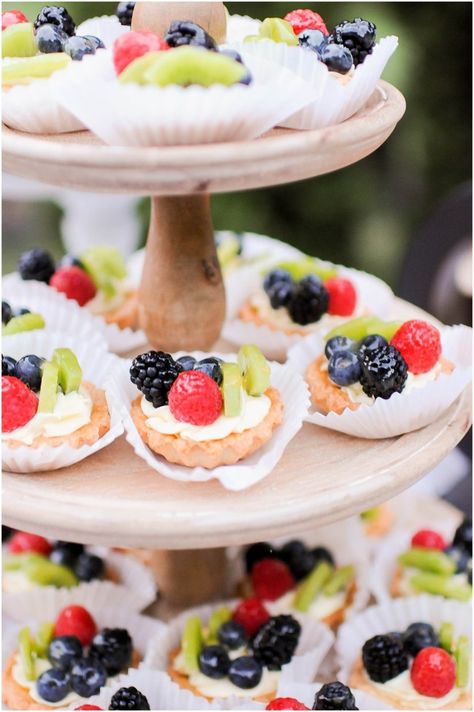 Mini Fruit Tarts Wedding, Fruit Tart Wedding Cake, Wedding Fruit Tart, Small Wedding Desserts, Mini Tarts Decoration, Mini Cupcakes Wedding, Fruit Tarts Mini, Mini Wedding Desserts, Mini Fruit Tart