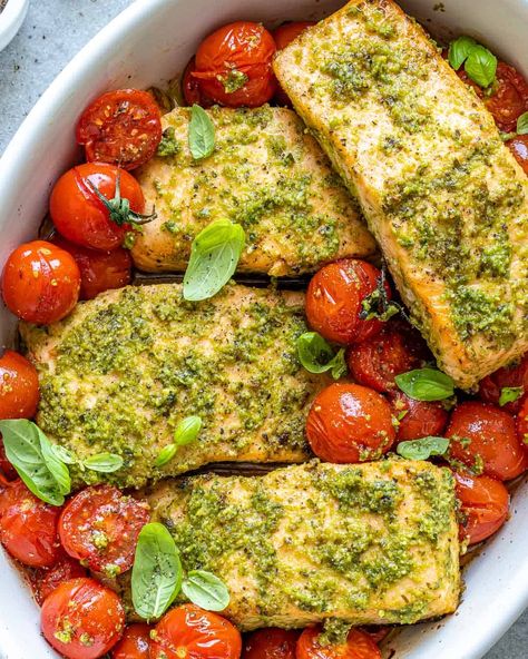 Baked Pesto Salmon in white serving dish with cherry tomatoes Pesto Fish, Pesto Salmon Recipe, Salmon Healthy, Homemade Pesto Recipe, Delicious Salmon Recipes, Homemade Pesto Sauce, Piccata Recipe, Fitness Meals, Pesto Salmon