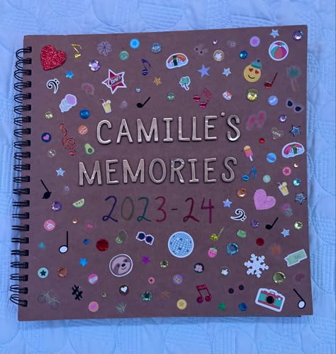 Bestie Scrapbook, Childhood Scrapbook, Journal Memories, School Memories Scrapbook, Cute Best Friend Gifts, Bullet Journal Work, Scrapbook Memories, Memories Scrapbook, Shot Book