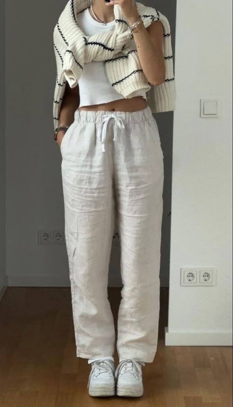 Beige Linen Pants, Linen Pants Outfit, Look Legging, Skandinavian Fashion, Stockholm Street Style, Europe Outfits, Outfit Inspo Summer, Uni Outfits, Looks Party