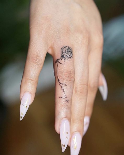 Tattoo Main, Ring Tattoo Designs, Tato Henna, Finger Tattoo For Women, Hand And Finger Tattoos, Ring Finger Tattoos, Pretty Hand Tattoos, Finger Tattoo Designs, Tasteful Tattoos