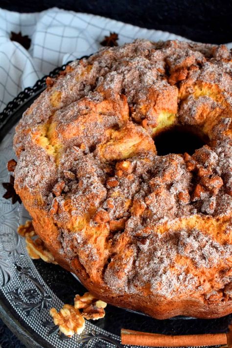 Walnut Cinnamon Bundt Cake - Lord Byron's Kitchen Fancy Cake Decorating, Walnut Bundt Cake, Cinnamon Bundt Cake, Walnut Dessert, Chocolate Caramel Slice, Cake Mix Desserts, Caramel Slice, Basic Cake, Cinnamon Cake