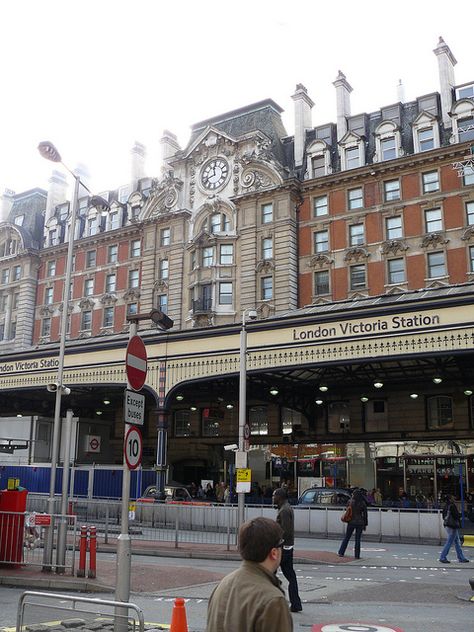 London Victoria Station This is an awesome train station... London Victoria Station, Victoria Station London, London Train, London Victoria, Victoria Station, Victoria London, I Love London, Train Depot, London Landmarks