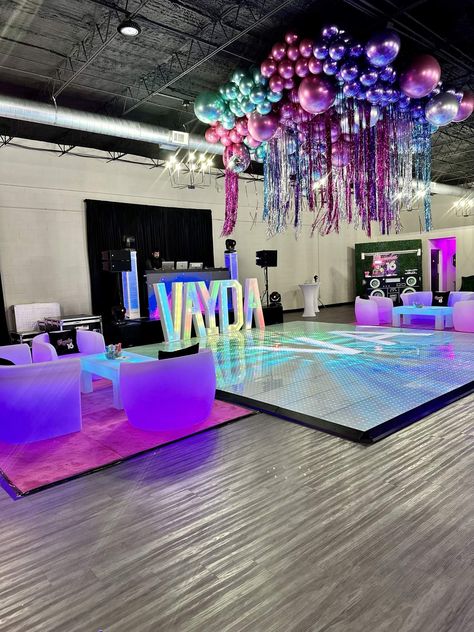 Vayda’s sweet 16 | CatchMyParty.com Dance Club Birthday Party Ideas, Colorful Sweet 16 Party, Dance Party Birthday Ideas, Sweet 16 Party Ideas Disco, Disco Theme Dance, Just Dance Party Ideas, Lounge Party Ideas Decor, Disco Party Decorations Ideas, Club Theme Party Ideas At Home