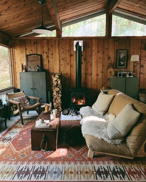 Sometimes I’m just so grateful for memories of places. 💛 📷 @forestbound #cabinlove #farfaraway Rustic Cabin Interior, Cabin Living Room, Casa Country, Cabin Interiors, Cabin Living, Little Cabin, Small Cabin, Modern Cabin, Cabin Life