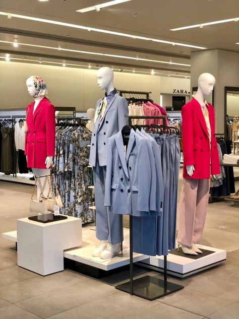 Zara Display, Visual Merchandising Ideas Creative, Retail Clothing Display, Visual Merchandising Fashion, Zara Store, Clothing Store Interior, Clothing Store Design, Fashion Displays, Visual Merchandising Displays