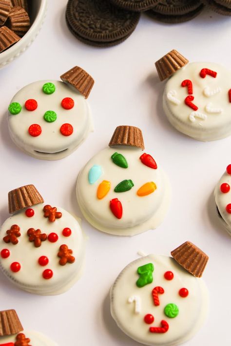 Christmas Cake Puck, Christmas Snack Ideas For Party, Christmas Food Ideas For Parties, Snack Ideas For Party, Xmas Party Food, Holiday Snack Ideas, Party Food Ideas Christmas, Holiday Party Food Ideas, Delicious Christmas Treats