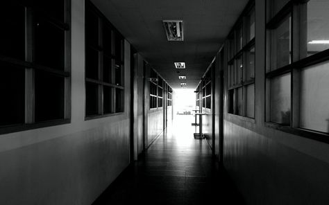 Where Does Learning Take Place? Creepy School, School At Night, Scary Urban Legends, Japanese Urban Legends, School Hallway, School Background, Background Black And White, School Hallways, Entertainment Sites