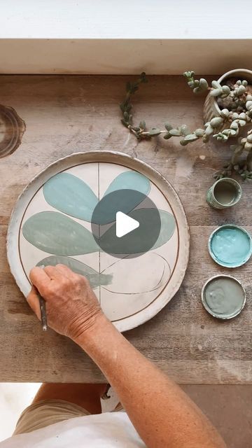 Sgraffito With Underglaze, Scrafitto Ceramics Ideas, Pottery Glazing Ideas For Beginners, Surface Decoration Ceramics, Sgraffito Ceramics Ideas, Painting On Pottery Ideas, Ceramic Underglaze Ideas, Sgraffito Designs Easy, Glaze Ideas Ceramics