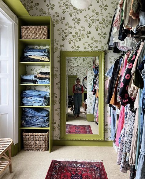 5 Essential Design Tips For A Stylish & Organised Walk-In Wardrobe — MELANIE LISSACK INTERIORS Hand Shelf, The Pink Stuff, Finish Work, Wardrobe Room, Closet Makeover, Closet Inspiration, Walk In Wardrobe, Dressing Room Design, Spare Room