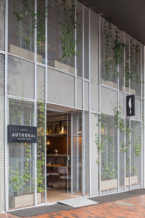 Gallery of Authoral Restaurant / BLOCO Arquitetos - 9 Restaurant Facade, Restaurant Exterior Design, Fasad Design, Restaurant Exterior, Metal Facade, Green Facade, Design Restaurant, Shop Fronts, Shop Front Design