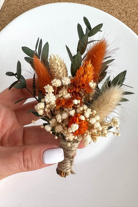 Terracotta Wedding Groom, Rustic Terracotta Wedding, Dried Flower Boutonniere, Boutonniere Groomsmen, Rusting Wedding, Western Themed Wedding, Flower Boutonniere, Burnt Orange Weddings, Terracotta Wedding