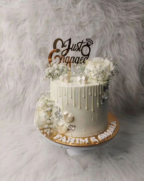 16 Unique Engagement Cake Ideas For A Memorable Engagement Party. Cake Decorating For Engagement, Cake Ideas For Engagement, Engagement Cakes Simple, Small Engagement Cake, Unique Engagement Cake, Engagement Cake Designs Classy, Engagement Cakes Ideas, Cake For Engagement Party, Engagement Party Cake Ideas