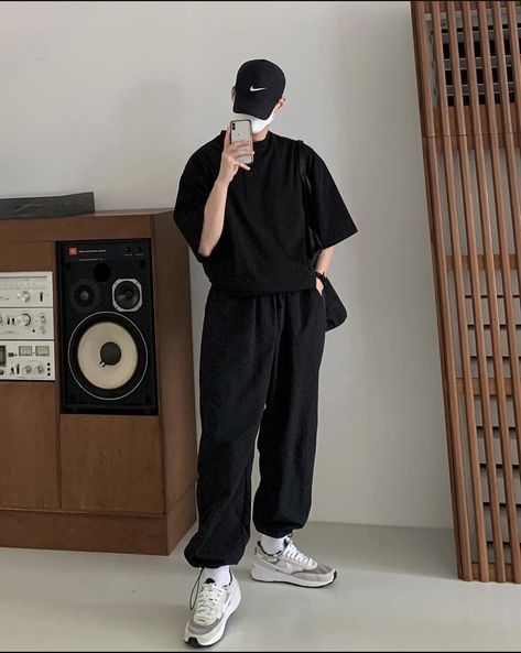 Causal Mens Outfits Street Styles, Korean Mens Streetwear, Korean Street Fashion Male, Mens Clothing Styles Korean, Korean Street Wear Male, Korean Style Men Outfits, Minimal Aesthetic Outfits Men, Kpop Style Men, Korean Men Fashion Aesthetic