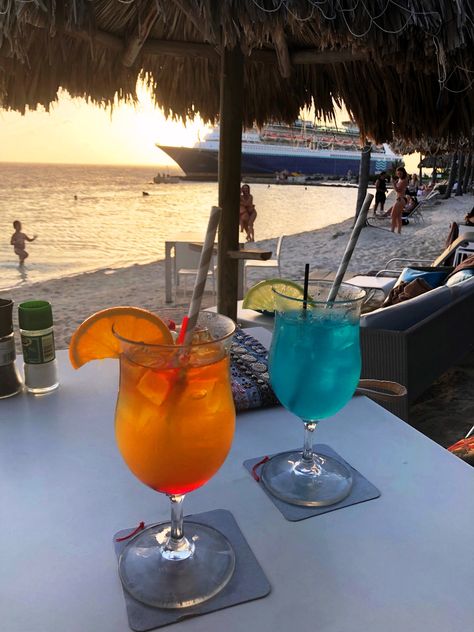 Pretty Alcoholic Drinks, Beach Cocktails, Candy Drinks, Beach Drinks, Grilled Peaches, Fancy Drinks, Tropical Drink, Pretty Drinks, Beach Bars