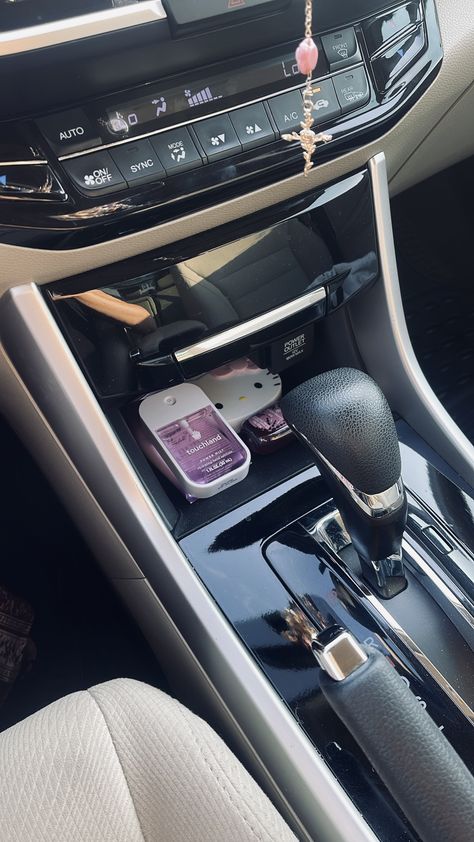 Car essentials 💜 Clean Car Aesthetic, First Car Aesthetic, Car Keychain Ideas, 1st Car, Car For Teens, Girly Car Accessories, Cool Car Accessories, Aesthetic Car, Mom Car