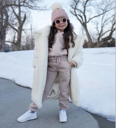 Winter Outfit For Girls Kids, Kids Christmas Outfit Ideas, Winter Outfits Kids Girl, Kids Winter Outfits Girl, Winter Kids Outfits, Girls Winter Outfits Kids, Paris Winter Fashion, Church Outfit Winter, Kids Outfits Daughters