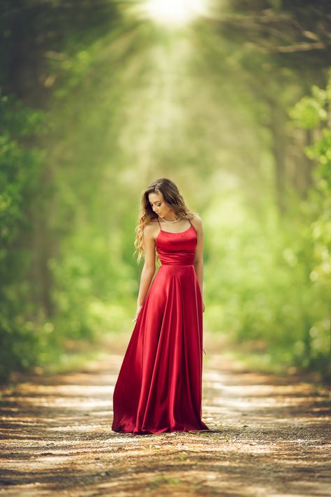 Gown Photoshoot Poses Outdoor, Female Outdoor Poses, Photoshoot Gown Ideas, Poses With A Long Dress, Poses On Dress, Poses In Gowns, Poses For Photoshoot In Dress, Formal Photoshoot Poses Women, Female Prom Poses