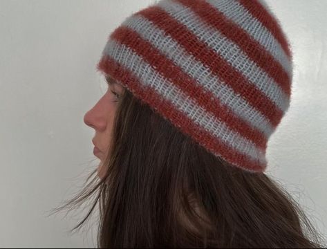 Crocheting Aesthetic Ideas, Summer Beanie Outfit, Striped Crochet Hat, Crochet Beanie Outfit, Winter Hats Outfit, Beanies Outfit, Crochet Striped Hat, Wool Hat Outfit, Crochet Striped Beanie