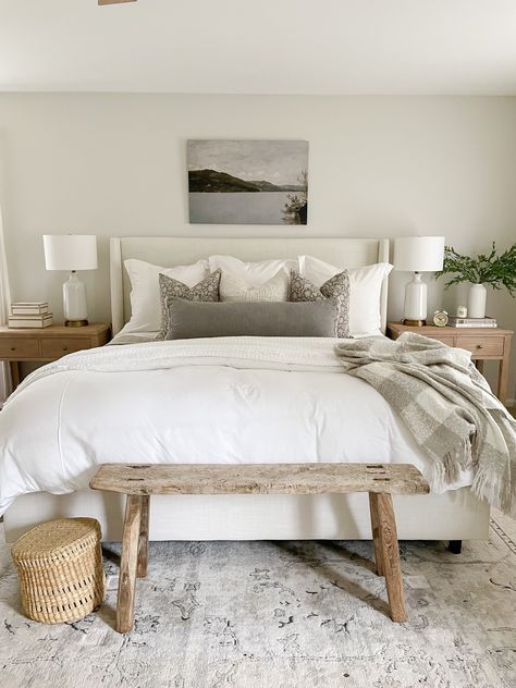 Pottery Barn Bedrooms, Modern Coastal Bedroom, Barn Bedrooms, Casa Vintage, Coastal Bedroom, Neutral Bedroom, Wooden Bench, Master Bedrooms Decor, Rustic Bedroom