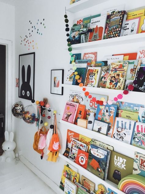 Amazing kids room. Eames hang it all. MiniWilla poster. Projector Wall Ideas Bedroom, Kids Room Wall Storage, Wall Storage Kids Room, Kids Book Display, Long Bookshelf, Eames Hang It All, Kids Room Grey, Hang It All, Books Kids Room