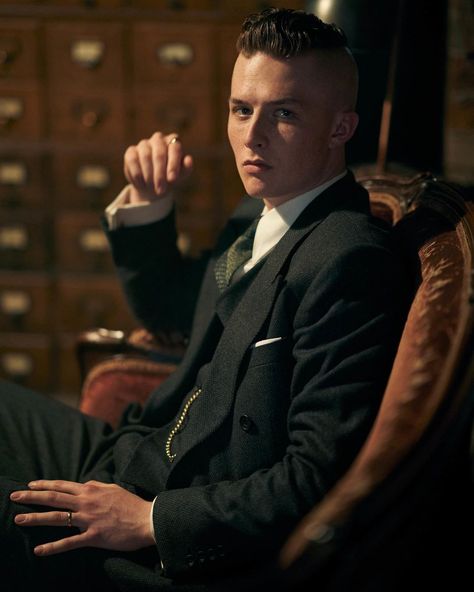 Finn Shelby I wonder where he is now? @peakyblindersofficial @bbc @robertviglasky Finn Shelby, Peaky Blinders Actors, Chicago Mafia, Peaky Blinders Poster, Peaky Blinders Characters, Gentleman's Club, Peaky Blinders Wallpaper, Joe Cole, Cillian Murphy Peaky Blinders