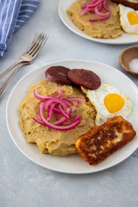 Mangu Recipe, Dominican Breakfast, Fried Salami, Dominican Republic Food, Boiled Plantains, Dominican Dish, Dominicano Recipes, Mashed Plantains, Plantain Recipes