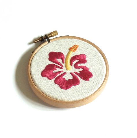 Hibiscus flower embroidery 3 inch hoop art Hawaiian floral surf embroidery Surfing birthday gift for her Pink flower summer home decor by SnowbirdEmbroidery on Etsy https://www.etsy.com/listing/521777373/hibiscus-flower-embroidery-3-inch-hoop Frangipani Embroidery, Hawaiian Flower Embroidery, Hawaii Embroidery Pattern, Hibiscus Embroidery Pattern, Embroidery Coy Fish, Simple Hand Embroidery Patterns, Clothes Embroidery Diy, Embroidery Tshirt, Textiles Projects