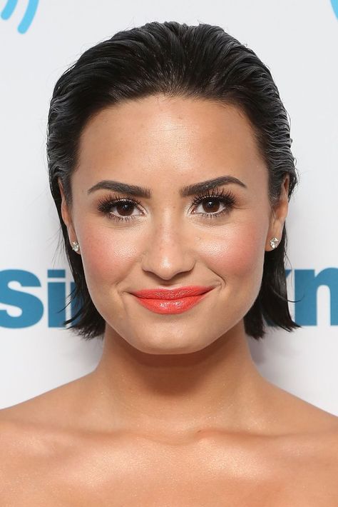 Demi's wet-look style is a cool way to make a bob look completely different. Dampen the hair, add plenty of... 90s Haircuts, A Line Haircut, Wet Look Hair, Edgy Haircuts, Slick Back, Slicked Back Hair, Popsugar Beauty, Slick Hairstyles, Penteado Cabelo Curto