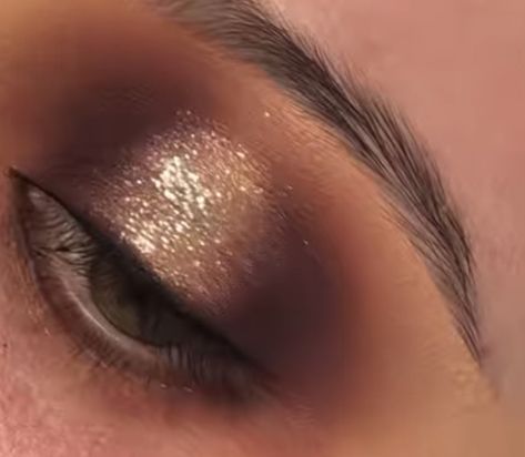 Soft Halo Eyeshadow, Dark Gold Eyeshadow, Dark Halo Eye, Brown Halo Eye Makeup, Golden Brown Eyeshadow, Gold Eyeshadow Brown Eyes, Brown Halo Eyeshadow, Dark Gold Makeup, Halo Makeup Looks