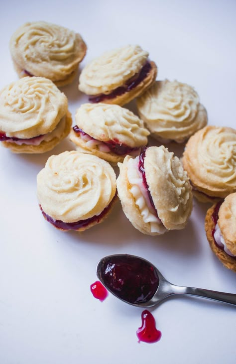 British Biscuit Recipes, Female Judge, Recipe Sandwich, Viennese Whirls, The Great British Baking Show, British Sweets, Great British Baking Show, British Baking Show, Mary Berry Recipe