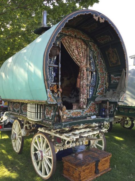 Source KathrynW1. /Flickr Horse Drawn Wagon, Shepherds Hut, Clydesdale, Horse Drawn, Cumbria, Wagons, Van Life, Glamping, In The Middle