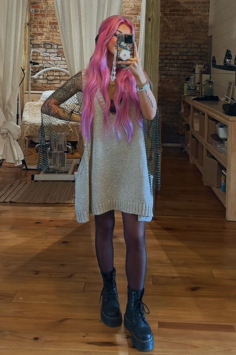 Cute Stylist Outfit, Outfits That Go With Pink Hair, Hair Stylist Fashion, Boutique Outfits For Work, Hair Stylists Outfits, Pink Hair Outfit Style, Hairstylist Fashion, Salon Work Outfit, Stylist Outfit Ideas