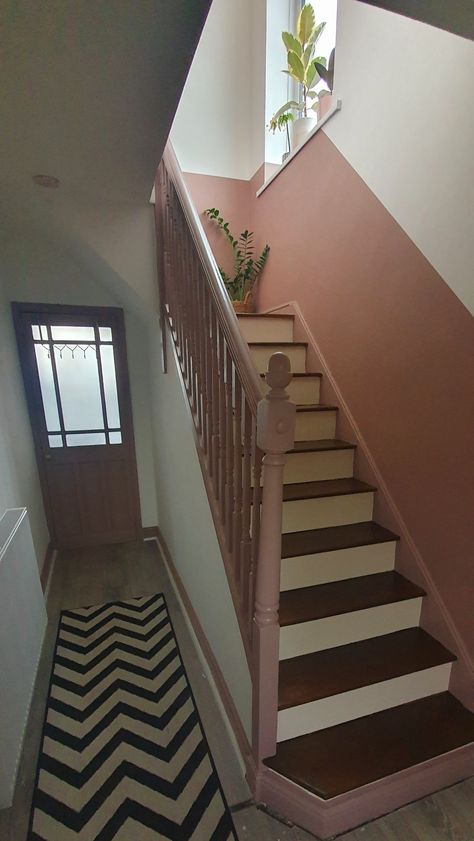 Lambriseringen Gang, Hallway Wall Colors, Stairs And Hallway Ideas, Stairs Colours, Half Painted Walls, Stair Walls, Hallway Paint, Stairs Landing, Staircase Wall Decor