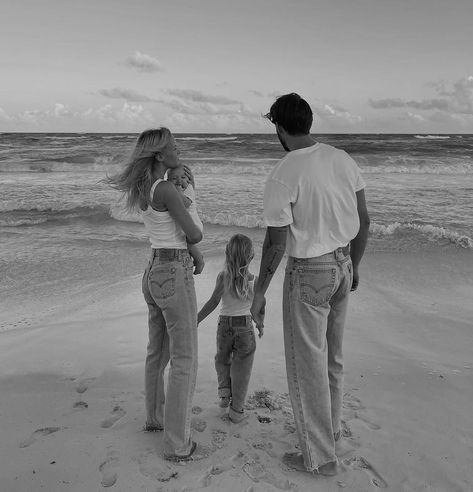 Future Mommy, Beach Family Photos, Dream Family, Future Mom, Future Lifestyle, Family Beach, Mommy Life, Cute Family, Family Goals