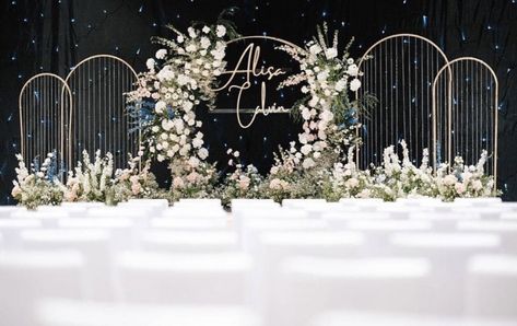 Modern Reception Stage Decor, Black And White Stage Decor, Minimal Stage Decoration, Wedding Stage Simple, Wedding Reception Backdrop Elegant, Modern Wedding Stage Design, Reception Stage Decoration Backdrops, Emerald Wedding Decor, Indian Outdoor Wedding Decor