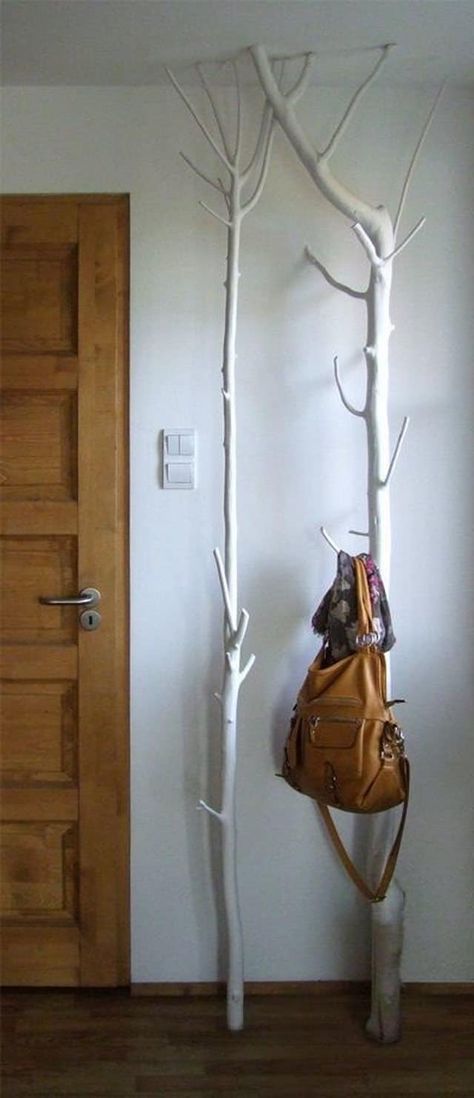 Branch Decor Diy, Tree Branch Decor Diy, Diy Wall Coat Rack, Branch Ideas, Takken Decor, Easy Diy Furniture, Oak Shelf, Diy Coat Rack, Do It Yourself Home Decor