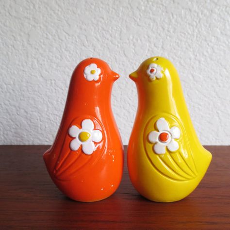 Ceramic Doves Salt and Pepper Shakers / c.1960's, made in Japan. Retro Kitchen Accessories, Japan Flower, Flower Power Hippie, 70s Interior, Yellow Ceramics, Ceramics Pottery Art, Vintage Kitsch, Ceramic Birds, Bird Decor