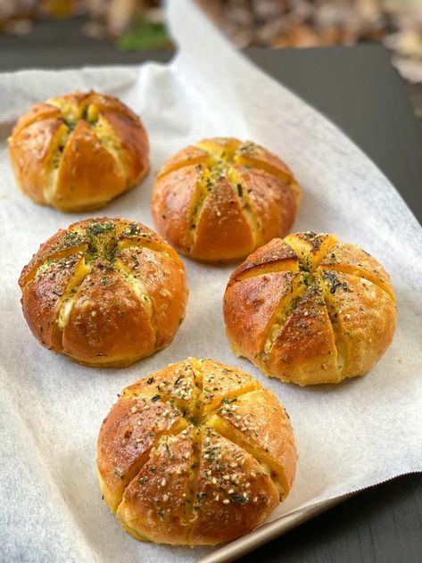 Korean Garlic Cheese Bread, Korean Garlic Bread, Korean Garlic, Bread Aesthetic, Homemade Foods, Garlic Cheese Bread, Foreign Food, Best Bread Recipe, Garlic Cheese