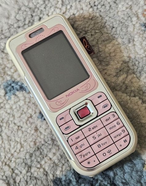 Pink Nokia Phone, Nokia Flip Phone Aesthetic, Nokia Flip Phone, Pink Nokia, 2000s Phone, Flip Phone Aesthetic, Vasos Vintage, 2000s Girl, Y2k Phone