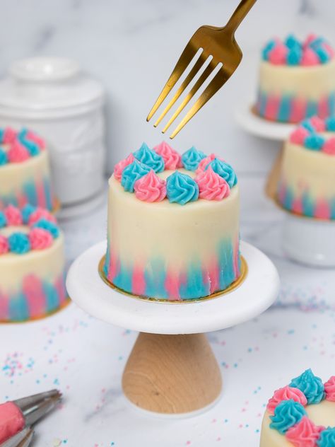 These mini gender-reveal cakes are the perfect way to celebrate! They're adorable, delicious, and such a fun way to share such a special moment. Pie, Tiny Gender Reveal Cake, Gender Reveal Bundt Cake, Mini Gender Reveal Cake, Small Gender Reveal Cake, Cute Mini Cakes, Easy Mini Cake, Gender Reveal Cakes, Cake Designs For Girl