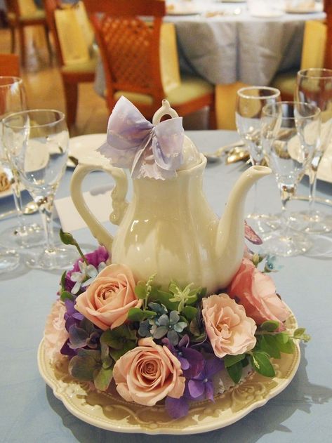 Floral Arrangements For Tea Party, Tea Cup Floral Arrangements, Tea Pot Centerpiece, Adult Tea Party Decorations, Teacup Centerpieces, Bridal Shower Tea Party Theme, Teapot Centerpiece, Tea Cups Diy, Tea Party Centerpieces