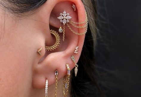 Goddess Ear Piercings, Flat Chain Piercing, Ear Piercing Ideas Chains, Flat Piercing Ideas Minimalist, Flat Piercing With Chain, Mixed Metal Piercings, Triple Flat Piercing, Ear Piercings Unique, Flat Piercing Jewelry