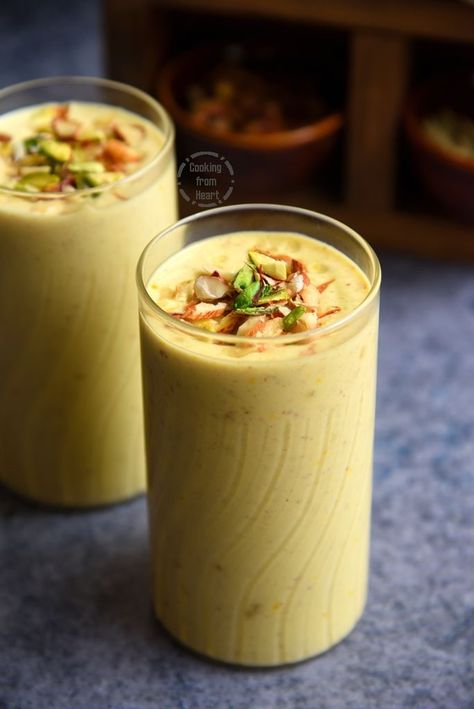 Special Lassi, Fruit Lassi, Sweet Drinks Recipes, Aloo Samosa, Lassi Recipe, Pistachio Milk, Indian Drinks, Lassi Recipes, Famous Drinks