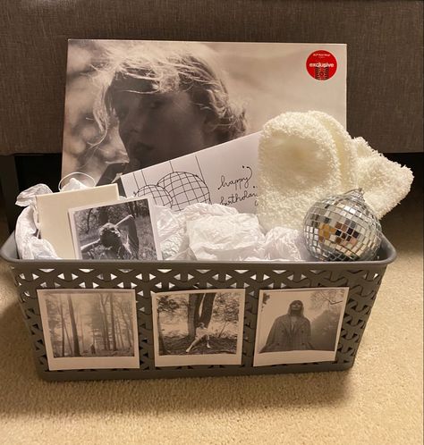 Folklore Present Box Idea Folklore Gift Ideas, Taylor Swift Gift Basket Ideas, Taylor Swift Bday Gift Ideas, Reputation Gift Ideas, Swiftie Present Ideas, Taylor Swift Gift Box Idea, Presents For Swifties, Taylor Swift Themed Presents, Gifts Inspired By Taylor Swift