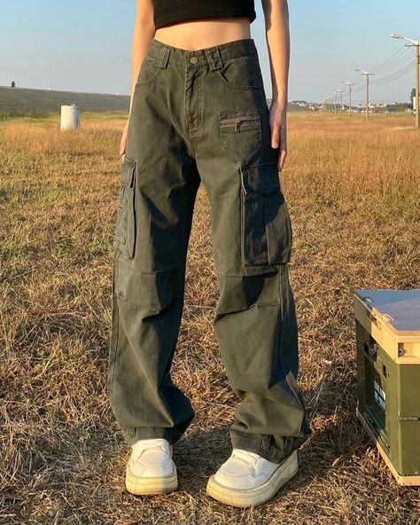 Becoming obsessed with the sunset <3 Y2k Women's Solid Color Cargo Pants is now available on our store! (Link in bio) . . . . . . . . . . . . . . . #streetwear #streetfashion #streetinspo #streetstyle #fashionstyle #fashioninspo #fashioninspiration #streetinspiration #y2k #dailyfit #dailylook #streetlook #fashionlook #ootd #outfitoftheday #sunset #cargopants #cargo Vintage Cargo Pants Outfit, Gemma Core, Flared Cargo Pants, Color Cargo Pants, Summer Chic Outfit, 90s Y2k Fashion, Y2k Women, Backless Bodycon Dresses, Baby Tees Y2k