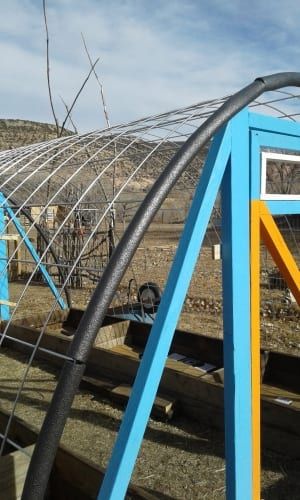 Diy Greenhouses, Homestead Diy, Simple Greenhouse, High Tunnel, Allotment Ideas, Grid Ideas, Garden Cover, Tunnel Greenhouse, Grow House